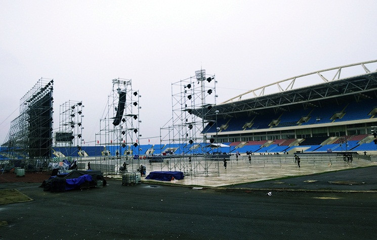 Khu vực sân khấu chính diễn ra chương trình đang khẩn trương hoàn thành.