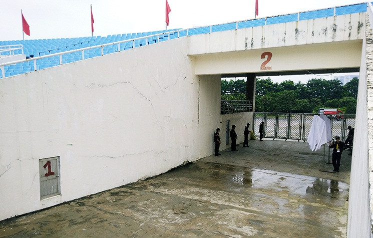Trong khi đó, an ninh tại các khu vực cửa ra vào khán đài sân vận động Mỹ Đình được Ban tổ chức bố trí lực lượng thắt chặt.