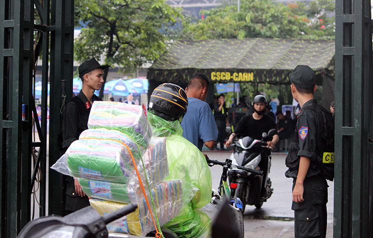 Lối ra vào sân vận động Mỹ Đình được cảnh sát kiểm tra rất chặt chẽ.