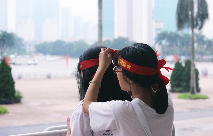 Các nữ cổ động viên đeo băng rôn đã chuẩn bị sẵn hồi hộp chờ đón đoàn Olympic Việt Nam.