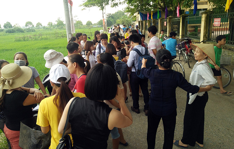 Từ khoảng 14h chiều ngày 4/9, hàng trăm phụ huynh có con em học tại trường Tiểu học Sơn Đồng (huyện Hoài Đức, Hà Nội) đã đến trường này để chuẩn bị tham dự buổi họp mặt các bậc cha mẹ học sinh năm học 2018-2019, theo như thông báo của hiệu trưởng - bà Nguyễn Kim Oanh. Buổi họp diễn ra vào lúc 16h cùng ngày.