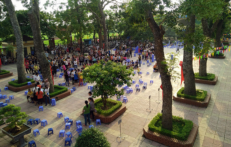 Bà Oanh khẳng định, người chia sẻ thông tin về các khoản thu của nhà trường lên mạng xã hội “không phải là phụ huynh có con học tại trường”. Ngay khi lý giải xong việc thông tin tố lạm thu, bà Oanh chuyển sang phần giới thiệu các thành tích mà nhà trường đã đạt được trong những năm học qua bằng những từ ngữ bay bổng, rồi đột ngột kết thúc buổi họp mà không cần nghe bất kỳ ý kiến nào của các bậc phụ huynh đang ngồi phía dưới đang nóng lòng phát biểu.