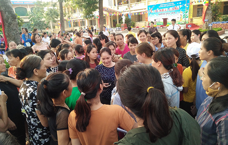 “Chúng tôi bỏ cả công việc để đến đây đâu phải chỉ ngồi nghe bà hiệu trưởng nói thành tích. Cái chúng tôi cần là công khai các khoản thu dự kiến vào năm học mới. Những thông tin chia sẻ lên mạng không phải là không có cơ sở. Thậm chí có phụ huynh đã nộp tiền rồi”, một phụ huynh bức xúc nói. Đến khoảng 17h cùng ngày, hàng trăm phụ huynh bức xúc vẫn tập trung nhau đứng giữa sân trường Tiểu học Sơn Đồng.