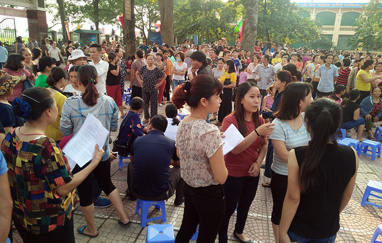 Các bậc phụ huynh cho rằng chính bà Oanh đang mập mờ các khoản thu chi năm học mới, giờ tìm mọi cách để lẩn tránh trách nhiệm. Bởi vậy, vào ngày mai (5/9) nhiều phụ huynh sẽ không cho con em mình đến tham dự buổi khai giảng năm học mới của trường Tiểu học Sơn Đồng.