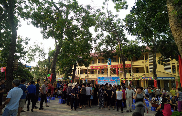 Theo lời bà Oanh, hiện tại các khoản thu dự kiến của nhà trường năm 2018-2019 đang được thực hiện theo đúng quy trình. Phía nhà trường đang thực hiện đến bước 2. Sau khi các khoản thu đã được thống nhất với phụ huynh thì nhà trường sẽ báo cáo lên UBND xã, UBND huyện, lãnh đạo Phòng GD&amp;ĐT. Sau khi các cấp phê duyệt nhà trường mới thông báo các khoản thu chi, dán lên bảng tin nhà trường.