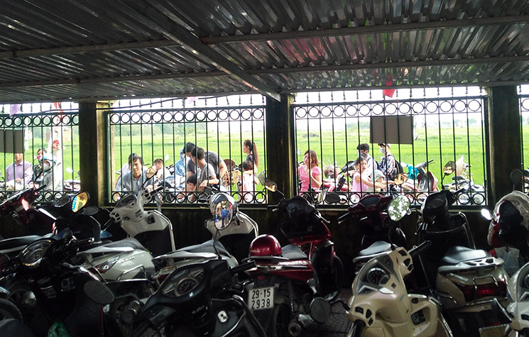 Hầu hết phụ huynh ngỡ ngàng, thất vọng trước hành vi “không tôn trọng ai” của vị hiệu trưởng trường Tiểu học Sơn Đồng.