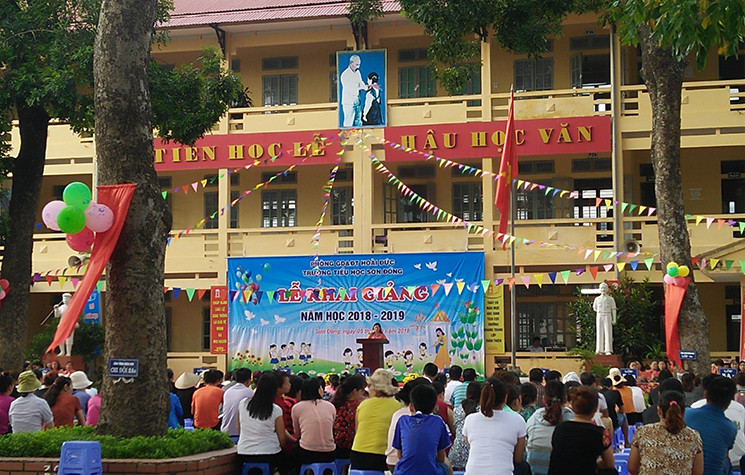 Tại buổi họp, thay mặt Ban giám hiệu nhà trường bà Oanh cho biết: "Hiện nay, trên các trang mạng xã hội đăng tải thông tin sai lệch về các khoản thu năm học 2018-2019, làm ảnh hưởng đến uy tín nhà trường.Với cương vị là hiệu trưởng tôi khẳng định, các thông tin đăng tải lên mạng xã hội, các khoản thu chi là không đúng”.