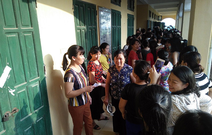 Hàng trăm phụ huynh di chuyển theo bà Oanh lên khu vực hội trường tầng 2 chật cả lối đi. Nhưng bà Oanh không ra mặt mà để các cô giáo khác ra làm “lá chắn”.