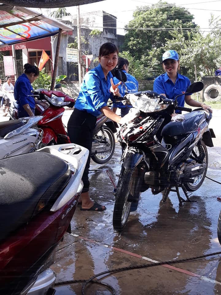 Nu giao vien rua xe gay quy to chuc Trung thu cho tre em ngheo-Hinh-4