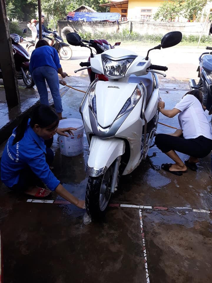 Nu giao vien rua xe gay quy to chuc Trung thu cho tre em ngheo-Hinh-2