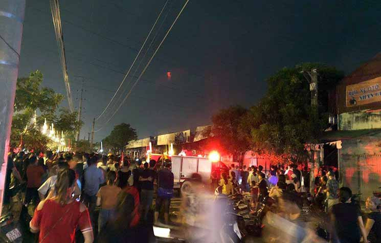 Nhân chứng cho hay, thời gian trên họ phát hiện đám cháy bốc lên ngùn ngụt ở dãy ki ốt quán ăn vỉa hè, bán hàng tạp hóa, rồi lan nhanh ra xung quanh khiến người dân hoảng loạn, chạy tán loạn. Tiếp đó, là nhiều tiếng nổ lớn phát ra từ trong đám cháy.