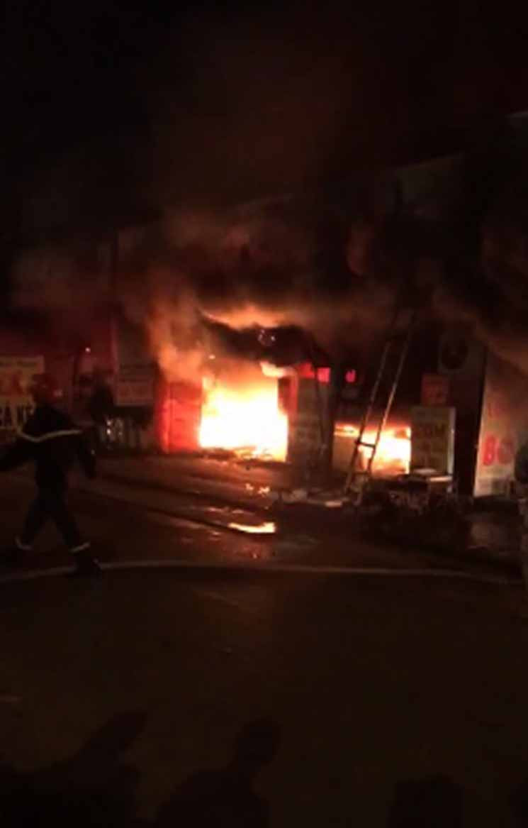 Tiếp nhận tin báo, lực lượng CSGT, Công an, Cảnh sát PCCC đã điều động gần 10 xe cứu hỏa tới hiện trường để cứu hỏa. Đồng thời, trực tiếp dập lửa giải cứu những người mắc kẹt ra ngoài.