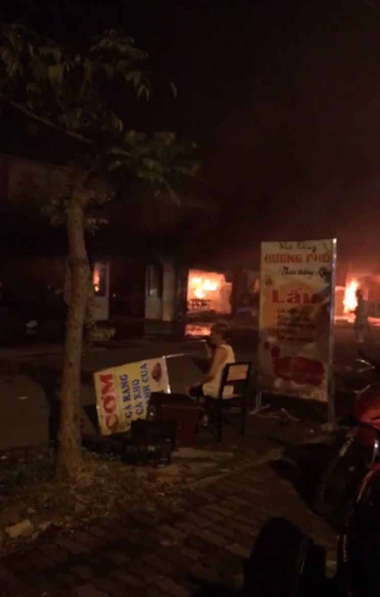 Người dân hoảng sợ khi vụ cháy xảy ra.