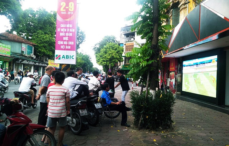 Người hâm mộ tập trung nhau theo dõi, cổ vũ cho đội tuyển Việt Nam rất đông.