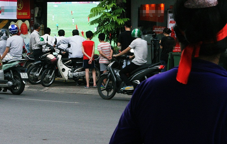 Cổ động viên tỏ ra lo lắng khi Việt Nam bị dẫn trước 1 bàn. Tuy nhiên đến phút thứ 27, Văn Toàn đi bóng khéo léo, chuyền bóng ngược trở lại, Anh Đức đưa bóng đến chân Văn Quyết và ghi bàn thắng hòa tỉ số 1-1 cho U23 Việt Nam.