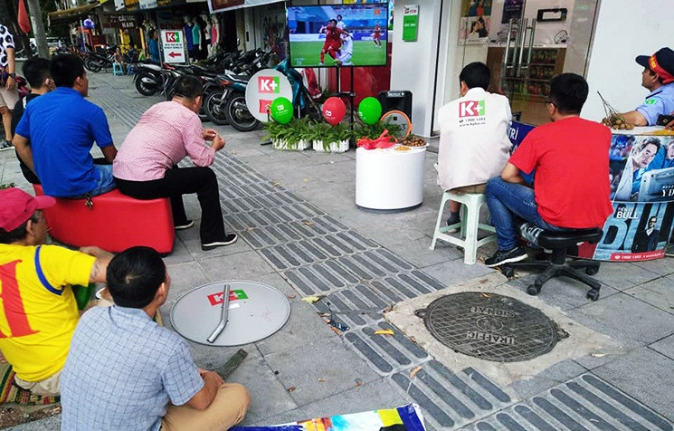 Ai nấy cũng mong đội tuyển Việt Nam giành chiến thắng trong trận thi đấu này.