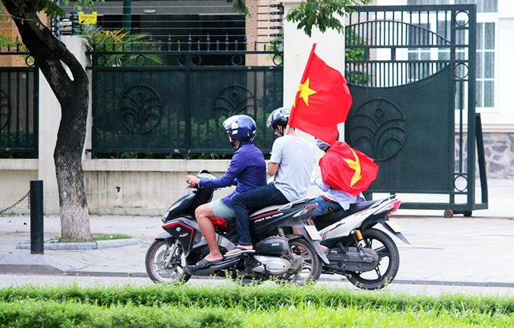 Cổ động viên khí thế hừng hực đổ dồn về khu vực sân vận động Hàng Đẫy (Hà Nội).