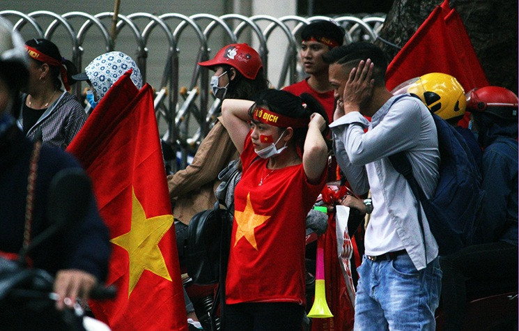 Thậm chí có nhiều cổ động viên nữ cũng nhanh chóng đến sân vận động Hàng Đẫy để kịp thời gian theo dõi trận đấu.