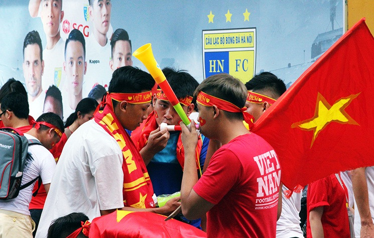 Những cổ động viên đam mê bóng đá đem theo khí thế hừng hực đến cổ vũ U23 Việt Nam. Ai cũng hy vọng đội tuyển của chúng ta thi đấu giành được tấm huy chương đồng trong trận này.