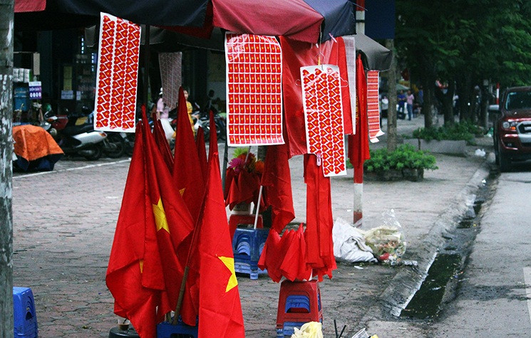 Ghi nhận của PV Kiến Thức từ trưa ngày 1/9, trên khắp các đường phố Hà Nội cờ đỏ sao vàng, băng rôn, khẩu hiệu được bán đỏ rực trước khi trận đấu tranh huy chương đồng Asiad 2018 giữa U23 Việt Nam và U23 UAE.