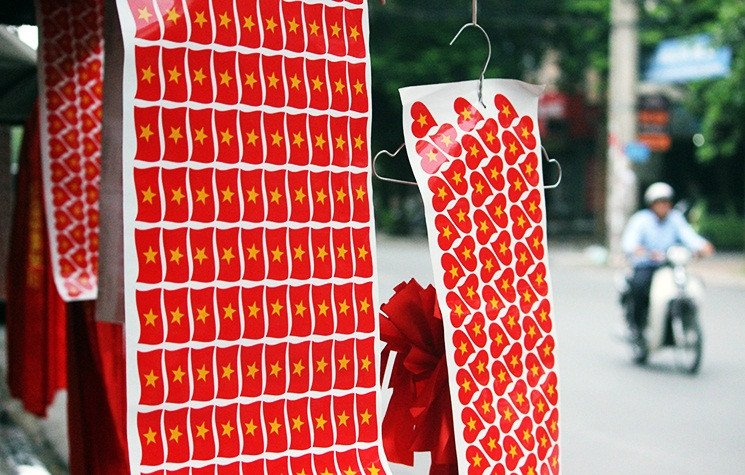 Những hình dán cờ đỏ sao vàng cũng được bán khắp đường phố Hà Nội.