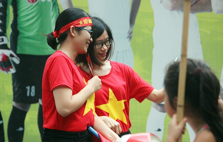Hai nữ cổ động viên tranh thủ "tự sướng" trước khi vào sân cổ vũ cho đội tuyển U23 Việt Nam chiến thắng.
