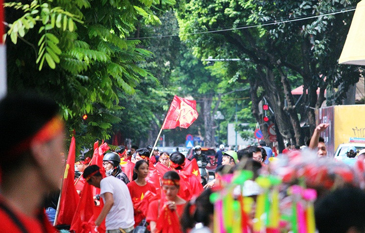 Không khí tưng bừng trên con đường vào sân vận động Hàng Đẫy.