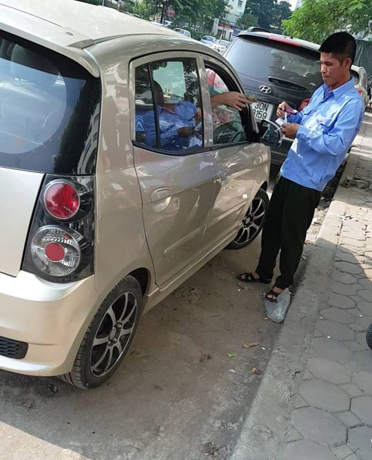 Ha Noi: Lo dien “ong chu” chiem long duong trong giu xe trai phep-Hinh-2