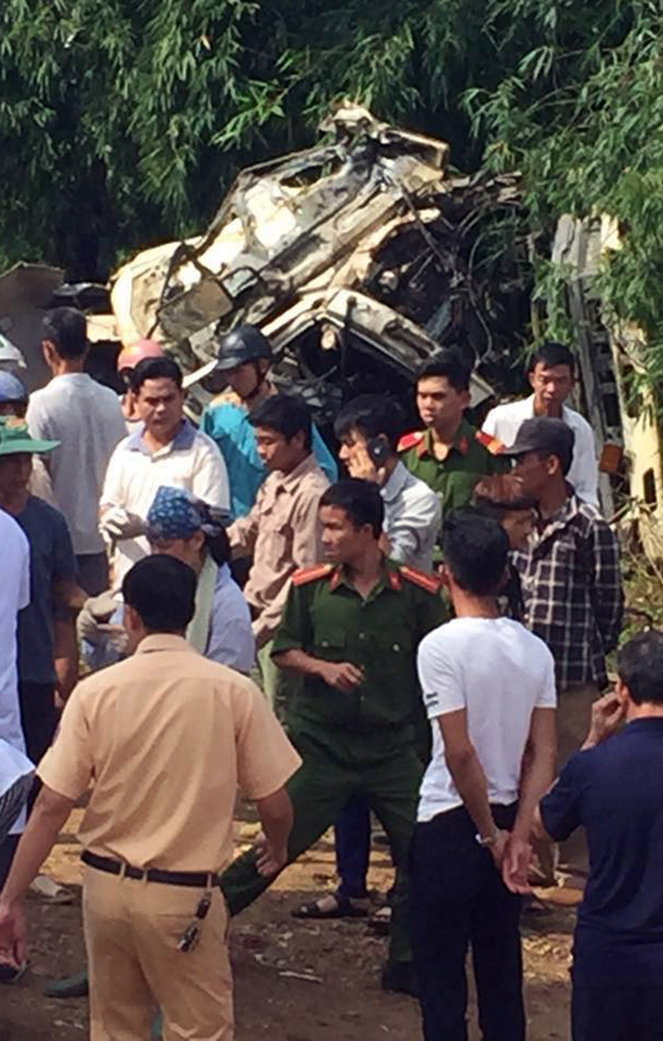 Lực lượng chức năng khám nghiệm hiện trường.