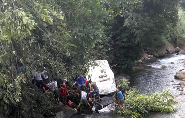 Trao đổi với PV Kiến Thức, ông Đỗ Trọng An - Chủ tịch UBND tỉnh Lai Châu cho biết, tai nạn xảy ra tại km57. Tai nạn thảm khốc khiến 11 người trên xe khách 16 chỗ tử vong, 4 người khác nhập viện cấp cứu.