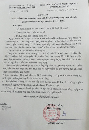 Hoc sinh khon kho vi... nha ve sinh o nhiem nghiem trong