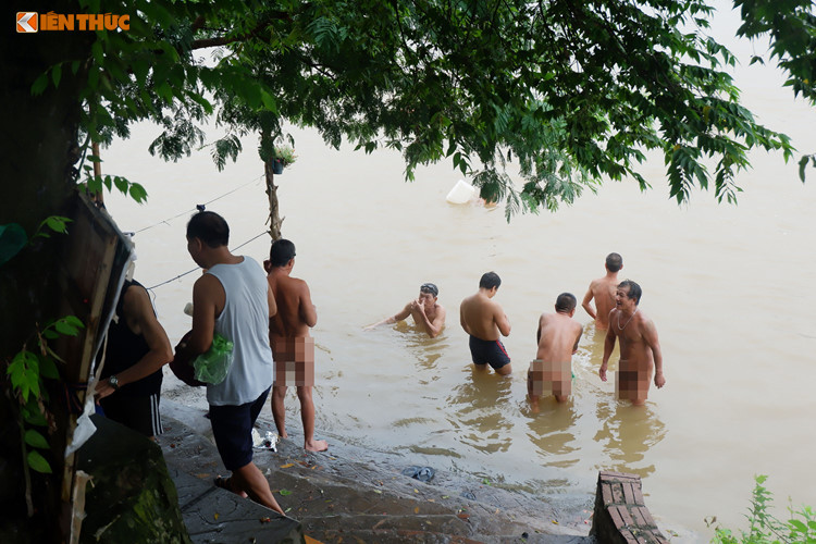 Rất nhiều người tắm khỏa thân ở bãi tắm tiên sông Hồng.