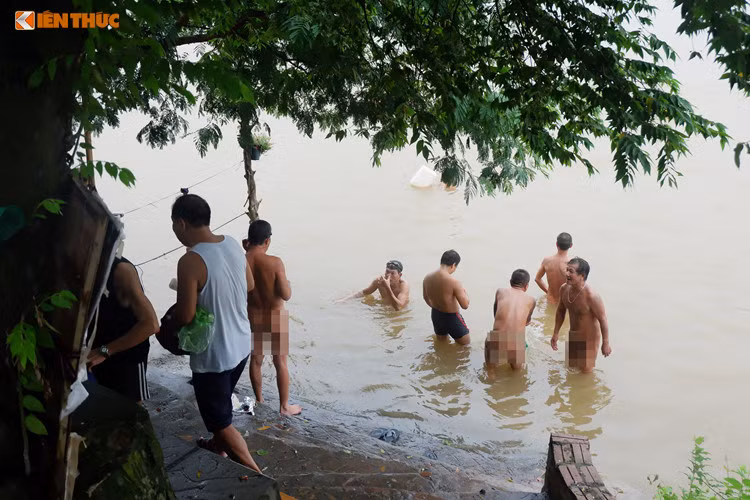 Rất nhiều người tắm khỏa thân ở bãi tắm tiên sông Hồng.