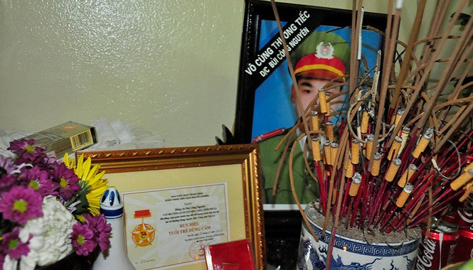 Mặc dù bị thương nặng do bị đối tượng chống trả, nhưng đồng chí Bùi Công Nguyên vẫn quật ngã, khống chế đối tượng để tổ công tác và quần chúng nhân dân tiếp ứng, bắt giữ được đối tượng cùng tang vật.