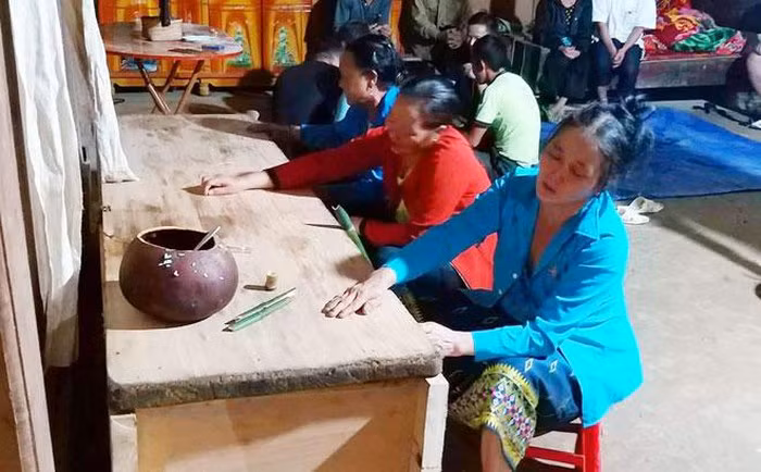 Anh Súa được đánh giá là cán bộ gương mẫu, sống hòa đồng, gần gũi với nhân dân.