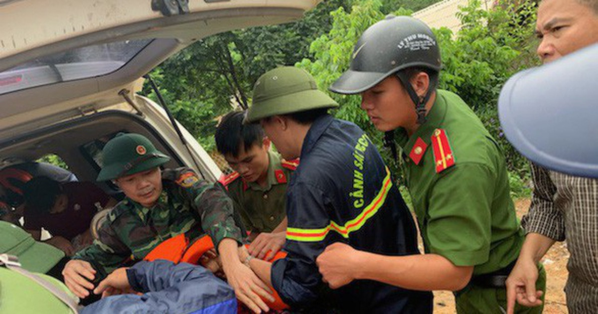 Đến 6h sáng 4/8, lực lượng chức năng đã tìm thấy thi thể anh Thao Văn Súa. Trưởng công an xã Thao Văn Súa hy sinh.