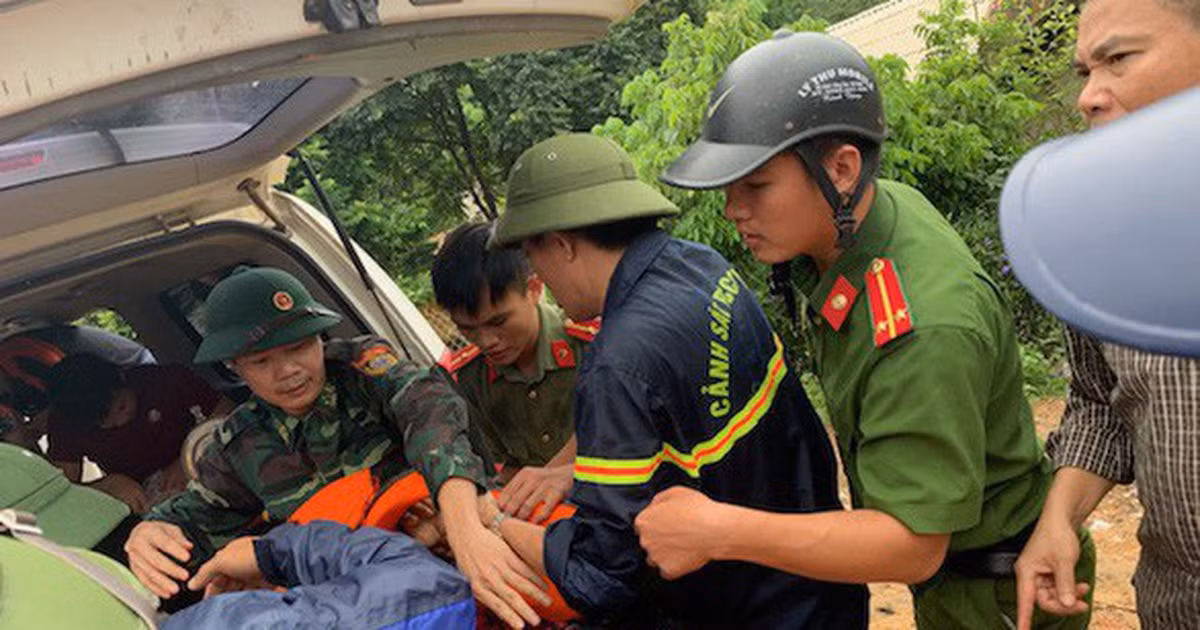 Đến 6h sáng 4/8, lực lượng chức năng đã tìm thấy thi thể anh Thao Văn Súa. Trưởng công an xã Thao Văn Súa hy sinh.