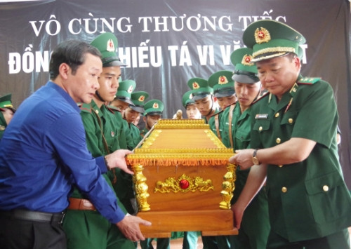 UBND tỉnh Thanh Hóa vừa ban hành công văn 3735/UBND – THKH (ngày 30/7/2019) về việc tuyển dụng đặc cách giáo viên mầm non đối với chị Lương Thị Chon (27 tuổi, dân tộc Thái, trú tại xã Bát Mọt, huyện Thường Xuân) - vợ thiếu tá Vi Văn Nhất.