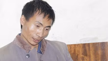 Tráng A Trá (SN 1977, trú bản Co Cháy, xã Lóng Sập, huyện Mộc Châu, tỉnh Sơn La) đã dùng súng quân dụng chống trả quyết liệt lực lượng chức năng. Trong quá trình bắt bắt giữ đối tượng, đồng chí Bùi Công Nguyên đã anh dũng hy sinh. Không chỉ là đối tượng nghiện ma túy, Trá cũng đã từng có tiền án 7 năm tù về tội mua bán trái phép chất ma túy.