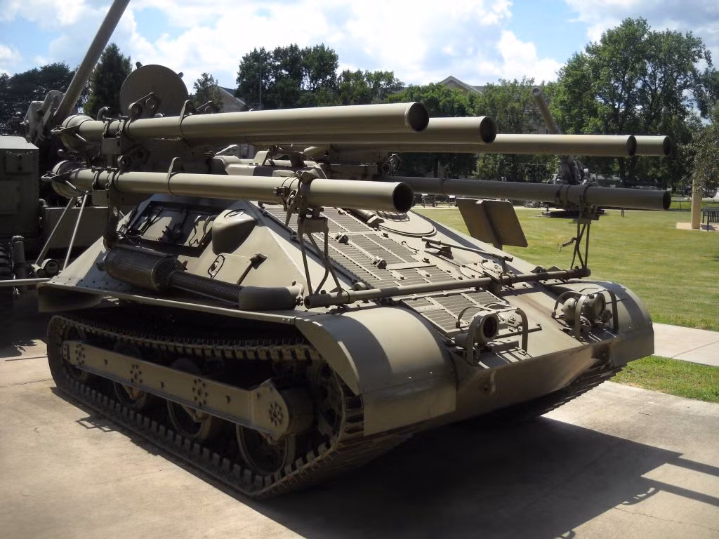 Dù có hỏa lực rất mạnh nhưng xe tăng M50 Ontos không phải là không có điểm yếu. Nó được trang bị giáp “mỏng như giấy” nên dễ bị sát thương bởi các loại súng pháo hạng nặng, súng chống tăng, mìn…Vì thế, nó thường được sử dụng để phòng vệ các căn cứ, điểm trú đóng hơn là xông pha trên tiền tuyến.