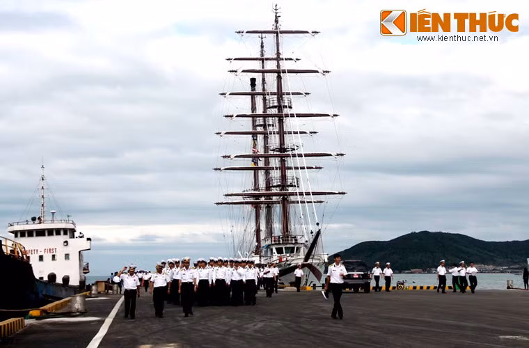 Sáng nay (ngày 10/3), Quân chủng Hải quân đã long trọng tổ chức Lễ thượng cờ tàu buồm 286-Lê Quý Đôn. Đây là tàu buồm duy nhất và hiện đại nhất của Hải quân Nhân dân Việt Nam hiện nay.