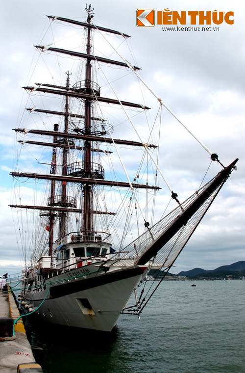 Tàu có 3 cột buồm lớn với chiều cao hơn 40 m, diện tích cánh buồm là 1.400 m2.