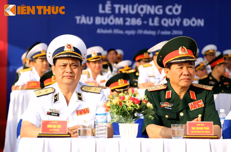 Dự buổi thượng cờ có các đồng chí: Thượng tướng Mai Quang Phấn, Phó chủ nhiệm Tổng cục chính trị Quân đội nhân dân Việt Nam; Phó đô đốc Phạm Ngọc Minh, Phó Tổng tham mưu trưởng Quân đội nhân dân Việt Nam; Phó đô đốc Đinh Gia Thật, Bí thư Đảng ủy, Chính ủy Quân chủng Hải quân, cùng đông đảo đại diện lãnh đạo các cơ quan, ban ngành của Học viện Hải quân và địa phương.