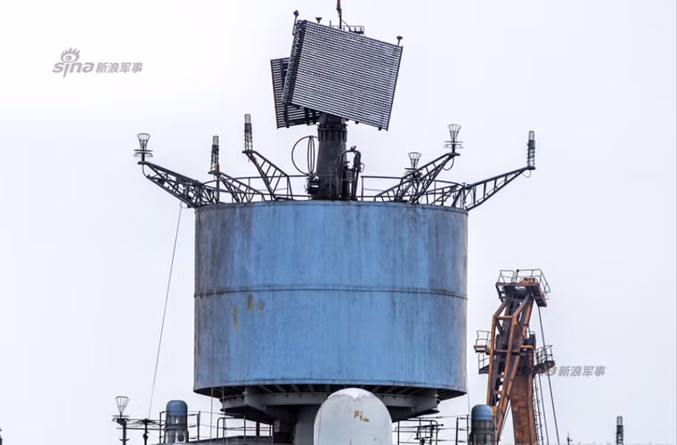 Vỏ bọc ngoài hệ thống anten radar tàu nhìn rất bẩn.