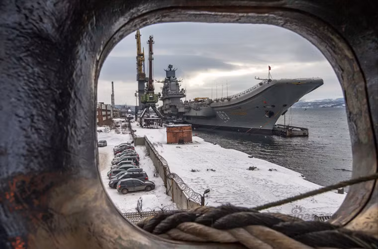 Đô đốc Kuznetsov dẫu cho bị phê phán nhiều về độ tin cậy, sức chiến nhưng hiện vẫn là tàu sân bay số một của Hải quân Nga. Con tàu kể từ khi đưa vào phục vụ năm 1990 đã trải qua nhiều lần đại tu sau mỗi thời kỳ hoạt động để tiếp tục kéo dài thời hạn phục vụ tới khi nước Nga có một tàu sân bay mới, mà hiện còn nằm trên giấy.