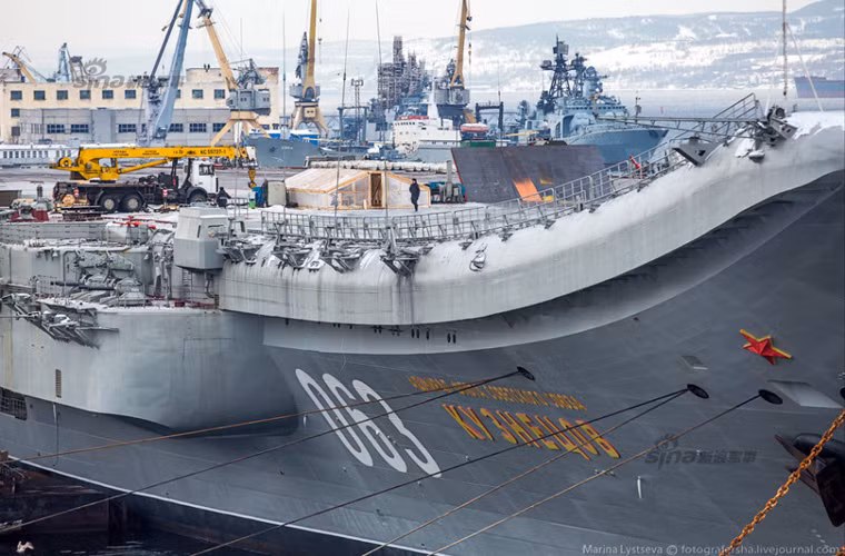 Công việc sửa chữa đại tu được thực hiện trên mặt boong tàu sân bay.