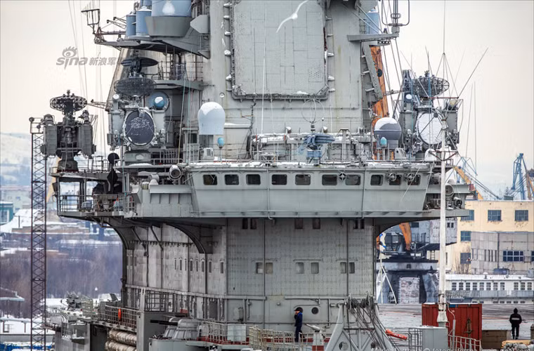 Để vận hành tàu Kuznetsov thì cần thủy thủ đoàn khoảng 1.690 người.