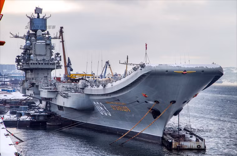 Tàu sân bay Đô đốc Kuznetsov có lượng giãn nước toàn tải 55,200 tấn, tối đa (với lượng tải đầy đủ) là 61.390 tấn, dài 305m, rộng 72m, mớn nước 10m. Tàu có khả năng chở 13 tiêm kích hạm Su-33 hoặc 20 tiêm kích hạm MiG-29K/KUB, 4 máy bay huấn luyện Su-25UTG và 24 trực thăng Ka-27.