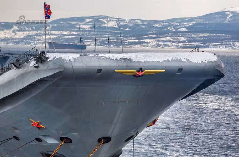 Kuznetsov thiết kế kiểu boong phóng nhảy cầu, tiết kiệm hơn đáng kể so với thiết kế máy phóng. Tuy nhiên, kiểu thiết kế này nảy sinh vấn đề lớn là khiến cho tiêm kích hạm không thể mang đầy đủ vũ khí và nhiên liệu.