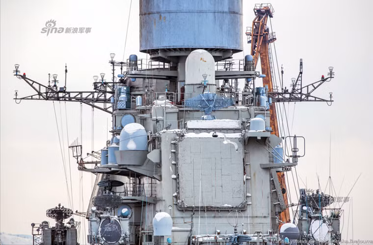 Ở cảng Murmansk đang là mùa đông băng gia cho nên không lạ khi thượng tầng tàu sân bay Kuznetsov lại phủ đầy tuyết như vậy.